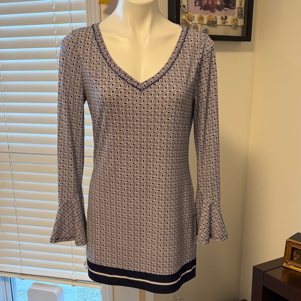 White House black Market Top